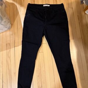 Levi's Signature High-Rise Skinny Jeans in Black